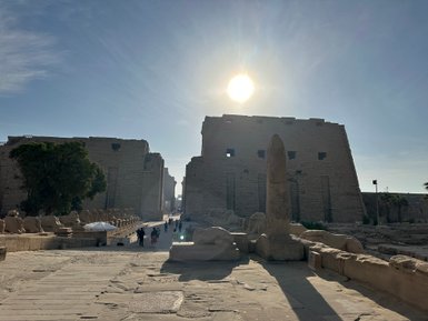 Sonnenstrahlen fallen durch Karnak-Tempel – Ägypten Reise mit Kindern