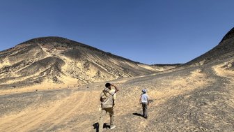 Kind und Guide erkunden die schwarze Wüste - Ägypten Reise mit Kindern