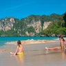 Mädchen spielen am Ufer eines tropischen Strandes – Thailand Familienreise