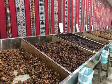 Datteln einkaufen auf dem Markt in Nizwa – Oman mit Kindern