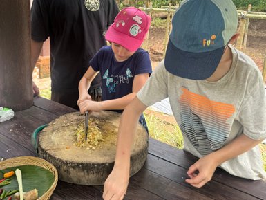 Kinder nehmen am traditionellen Kochkurs während eines Dorfbesuchs in Keramas teil – Bali mit Kindern