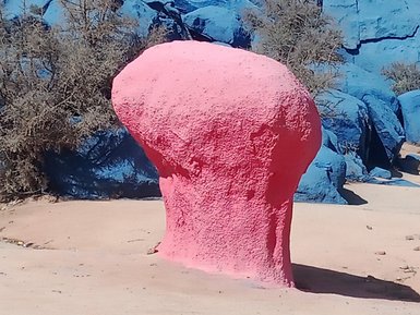 Leuchtend bemalte Felsen inmitten der Natur bei Tafraoute – Marokko mit Kindern