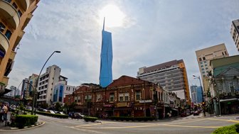 Der Merdeka 118 Wolkenkratzer glänzt im Sonnenlicht – Malaysia & Borneo Reise mit Kindern