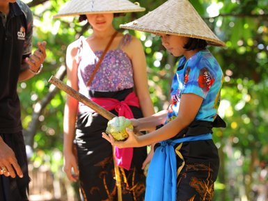 Kind präsentiert Kakaobohnen in der Schokoladenfabrik – Indonesien Familienreise