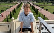 Junge auf Aussichtsplattform Taj Mahal - Indien for family individuell - Indien individuell mit Kindern