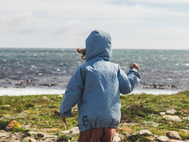 Kind erkundet die Küste am Kap der Guten Hoffnung während des Winters – Südafrika mit Kindern