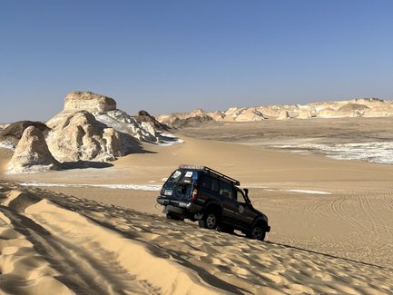 Jeep mitten in der Weißen Wüste - Ägypten Reise mit Kindern