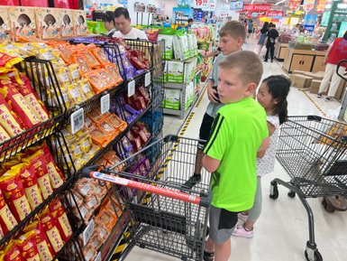 Kinder entdecken lokale Märkte bei einer spannenden Einkaufsrallye durch Peking – China Reise mit Kindern