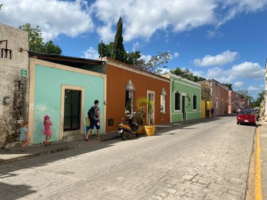 Bunte Häuserfassaden in einer Straße von Valladolid – Mexiko Familienreise