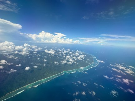 Atemberaubende Aussicht aus dem Flugzeug auf dem Flug – Bali mit Kindern