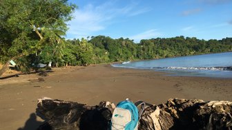 Massige Felsen liegen verstreut auf dem Sandstrand von Cahuita – Costa Rica Reise mit Kindern
