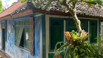 Blaue Gebäude auf dem Gelände von Yayasan Widya Guna – Bali mit Kindern