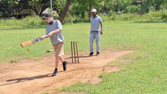 Teenager spielen gemeinsam Cricket in Udawalawe – Sri Lanka Reise mit Kindern