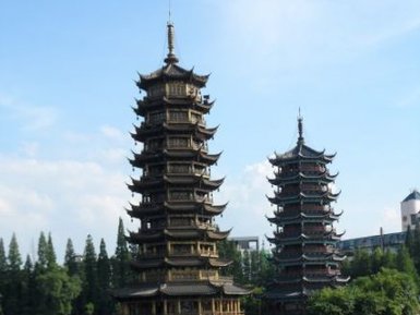 Blick auf die Sun and Moon Pagodas im Shanhu-See in Guilin – China mit Kindern