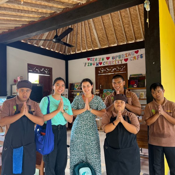 Gruppenfoto auf dem Gelände von Yayasan Widya Guna – Bali Reise mit Kindern