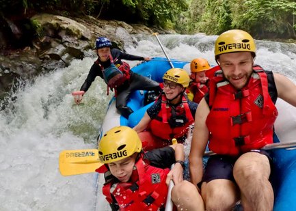 Familie im Schlauchboot während sie den Fluss hinunterfährt – Malaysia & Borneo Familienreise