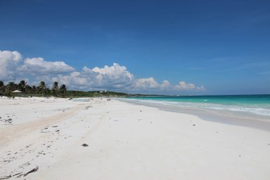 Heller Sandstrand und türkisfarbenes Wasser an der Küste von Playa del Carmen – Mexiko Familienreise