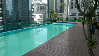 Pool mit Skyline-Blick im Verdant Hill Hotel – Malaysia & Borneo Familienreise