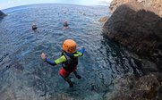 Kind beim Coasteering - Madeira for family - Madeira mit Kindern