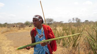 Massai-Mann gibt Einblicke in seine Kultur – Tansania Familienreise
