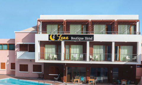 Das Luna Boutique Hotel präsentiert sich mit modernen Balkonen und großen Fenstern in einem hellen, freundlich gestalteten Gebäude.