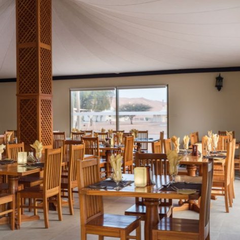 Authentisches Restaurant im Desert Nights Camp – Oman Familienreise