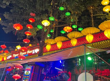 Laternen erleuchten eine Straße in der Altstadt von Hoi An – Vietnam mit Kindern