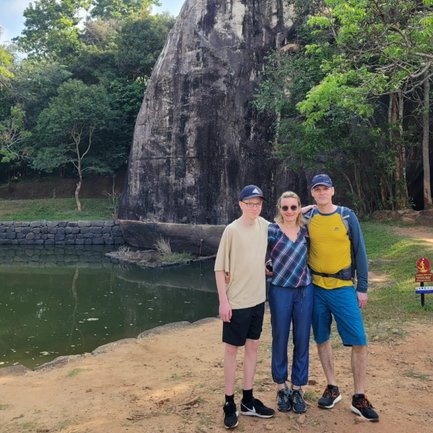 Familie steht lächelnd und posiert für ein Erinnerungsfoto – Sri Lanka Familienreise