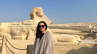 Junge Frau posiert für ein Foto vor der Sphinx von Gizeh – Ägypten Reise mit Kindern