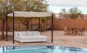 Poolbereich mit gemütlichen Sofas im Hotel Bab Rimal – Marokko Familienreise