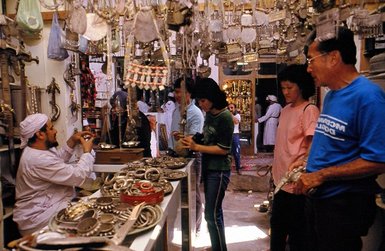Verkaufsstand mit lokalen Produkten im Souk von Nizwa im Oman – Oman Reise mit Kindern