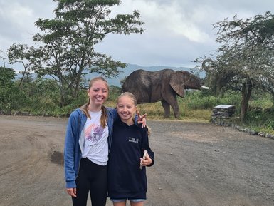 Schwestern machen ein Foto vor einem Elefanten – Tansania Familienreis