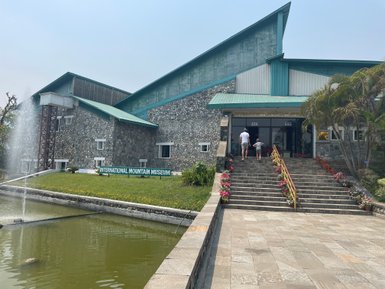 Das Internationale Bergmuseum in Nepal zeigt eine moderne Architektur mit einem steinernen Äußeren und einem einladenden Eingangsbereich.