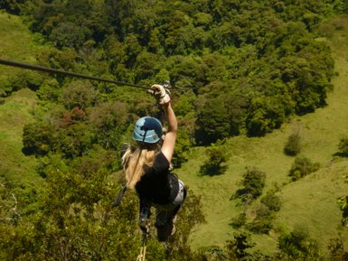 Mädchen erlebt aufregende Zipline-Tour im Regenwald – Costa Rica Familienreise