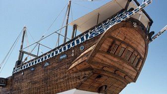 Vorderansicht der traditionellen Dhau-Werft in Sur im Oman – Oman mit Kindern