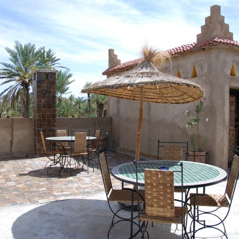 Gästezimmer mit privater Terrasse im La Rose du Sable in Agdz – Marokko Familienreise