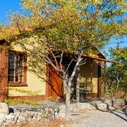 Außenansicht Etosha Safari Camp - Namibia mit Kindern