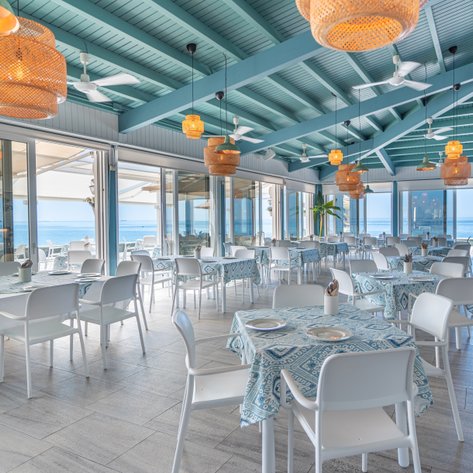 Das Restaurant in Hotel HPL strahlt in warmen Farben
