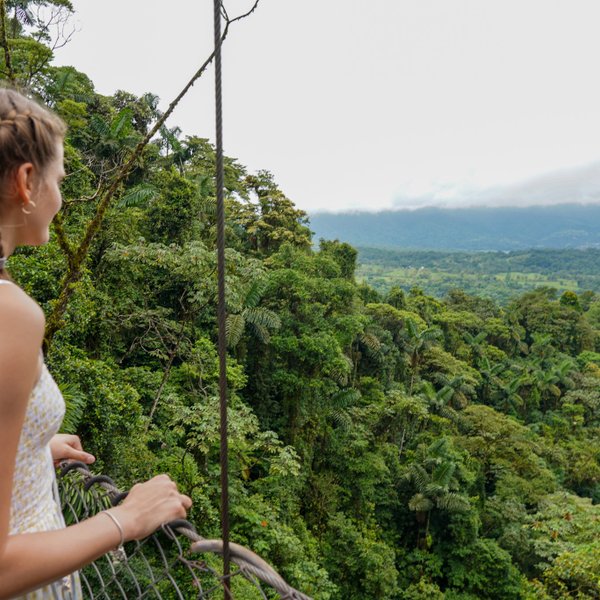 Teenagerin blickt auf die üppige Natur im Mistico Arenal Hanging Bridges Park – Costa Rica mit Kindern