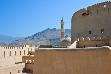 Minarett und Kuppel am Nizwa Fort in Nizwa – Oman mit Kindern