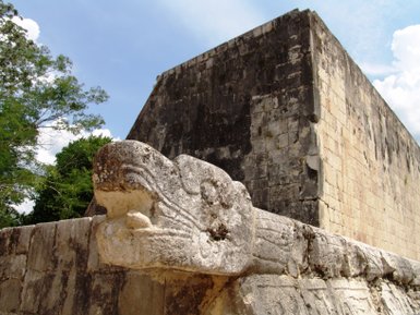 Detailansicht der Stufenpyramide des Kukulcán mit Steinstruktur – Mexiko Familienreise