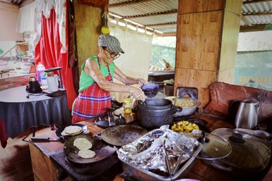 Traditionelle Zubereitung von Speisen durch Einheimische – Costa Rica Reise mit Kindern