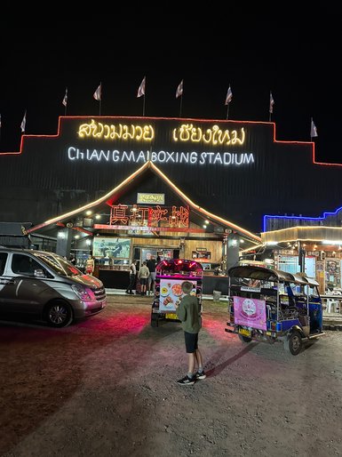 Frontaler Blick auf das Boxing Stadium in Chiang Mai - Thailand mit Kindern