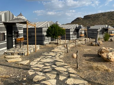 Resortanlage des Sama Heights Resorts mit Panoramablick auf das Jebel Shams Gebirge – Oman mit Kindern