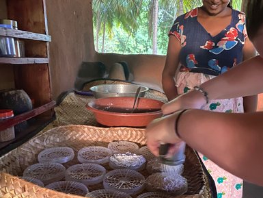 Bauernfamilie stellt gemeinsam frische String Hoppers in traditioneller Weise her – Sri Lanka Familienreise