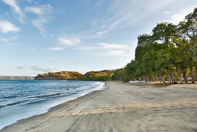 Traumhafter Sandstrand an der Papagayo-Halbinsel in Guanacaste – Costa Rica Familienreise   ChatGPT fragen
