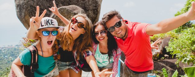 Jugendliche halten fröhlich ein Selfie vor der Dschungellandschaft – Thailand Familienreise