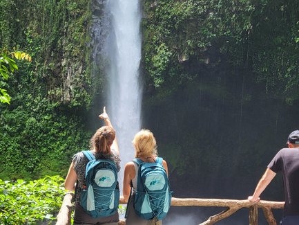 Zwei Frauen genießen den Anblick des Wasserfalls in La Fortuna – Costa Rica Familienreise