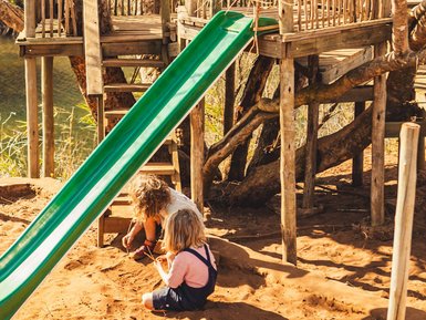 Kinder spielen auf dem Spielplatz – Südafrika mit Kindern