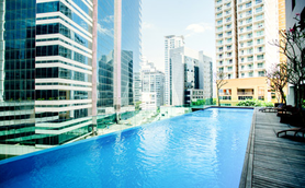 Außenpool mit Skyline-Blick im Verdant Hill Hotel – Malaysia & Borneo Familienreise